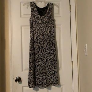 ALFANI 10p sleeveless dress 100% poly for beautiful neck drape. Fully lined.